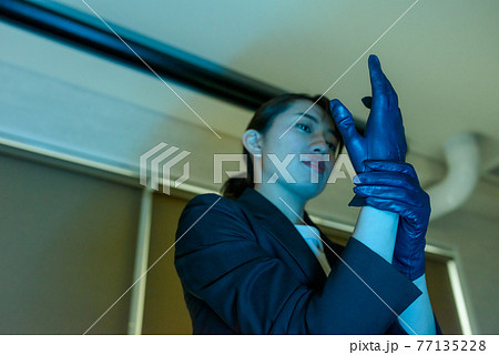 クールな女性 77135228