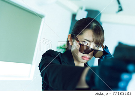 クールな女性 77135232