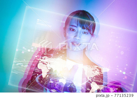 クールな女性 77135239