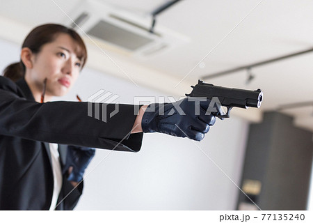 クールな女性 77135240