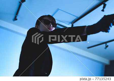 クールな女性 77135243