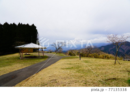 神奈川　大野山　山頂　富士山は半分 77135338