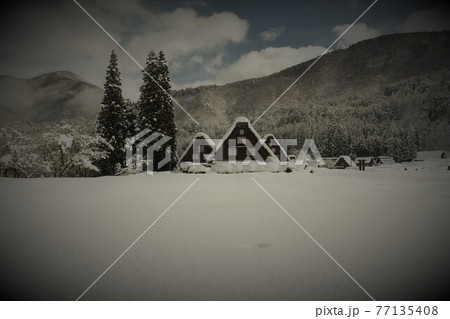 f冬景色の合掌造り 77135408