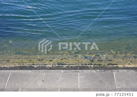 横浜港のさざ波 ～象の鼻パーク～ 77135451