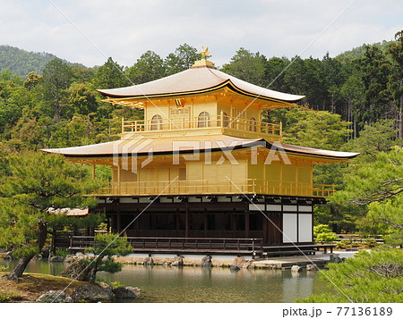 春の金閣寺 こけらぶき屋根のふき替え 春の金閣寺 こけらぶき屋根のふき替え 77136189