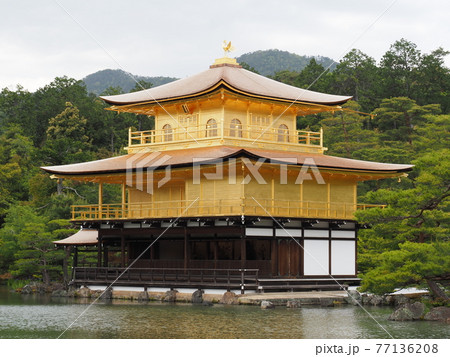 春の金閣寺 こけらぶき屋根のふき替え 春の金閣寺 こけらぶき屋根のふき替え 77136208
