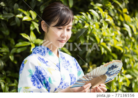 浴衣姿の女性 浴衣姿の女性 77136556