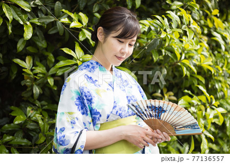 浴衣姿の女性 浴衣姿の女性 77136557