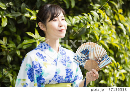 浴衣姿の女性 77136558