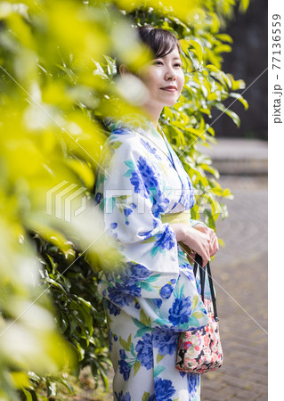 浴衣姿の女性 浴衣姿の女性 77136559