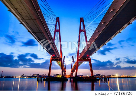 名古屋市　夜明けの名港トリトン（名港西大橋） 77136726