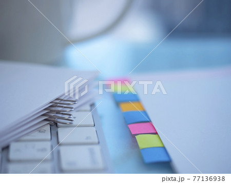 ビジネスイメージ・書類・キーボード・女性 ビジネスイメージ・書類・キーボード・女性 77136938
