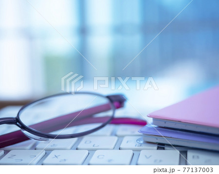 ビジネスイメージ・手帳・PC・メガネ・女性 77137003
