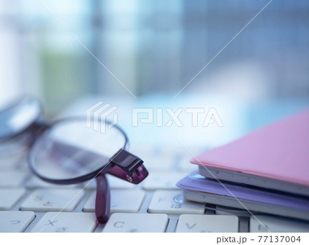 ビジネスイメージ・手帳・PC・メガネ・女性 77137004