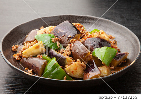 ナスとピーマンの肉味噌炒め 77137255