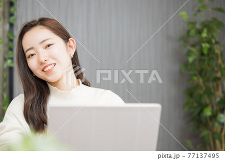 ノートPCで仕事をする女性 ノートPCで仕事をする女性 77137495