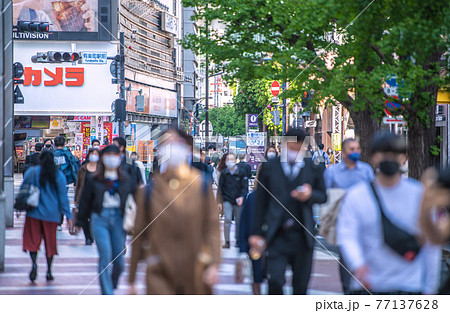 日本の東京都市景観 まん延防止下の有楽町駅前。いつもと変わらない街……＝4月19日 77137628