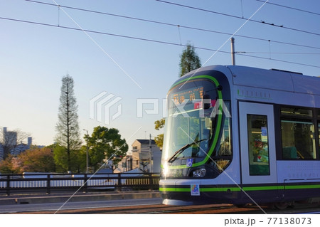 《広島市》朝日を浴びながら走行する路面電車 77138073