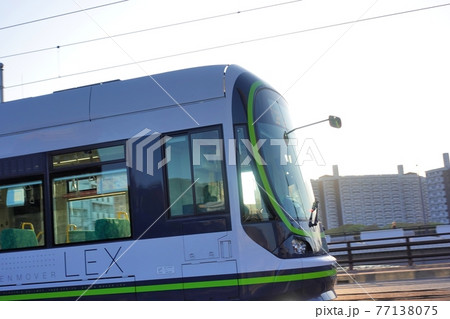 《広島市》朝日を浴びながら走行する路面電車 77138075