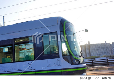 《広島市》朝日を浴びながら走行する路面電車 《広島市》朝日を浴びながら走行する路面電車 77138076