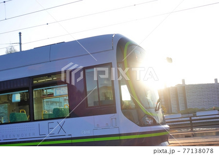 《広島市》朝日を浴びながら走行する路面電車 《広島市》朝日を浴びながら走行する路面電車 77138078