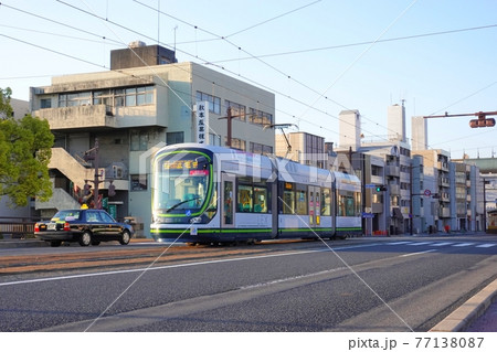 《広島市》朝日を浴びながら走行する路面電車 77138087