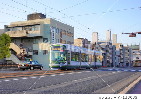 《広島市》朝日を浴びながら走行する路面電車 77138089