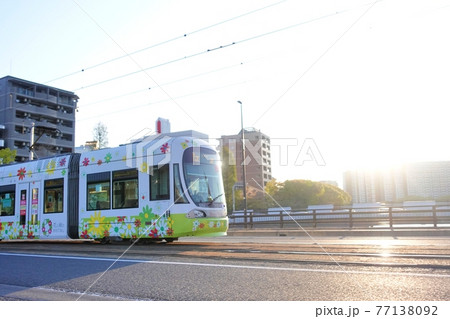 《広島市》朝日を浴びながら走行する路面電車 77138092