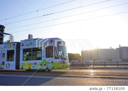 《広島市》朝日を浴びながら走行する路面電車 《広島市》朝日を浴びながら走行する路面電車 77138100