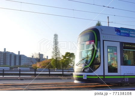 《広島市》朝日を浴びながら走行する路面電車 《広島市》朝日を浴びながら走行する路面電車 77138108