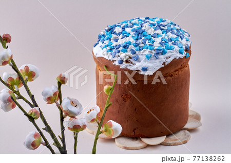 Sweet easter cake and flowers. 77138262