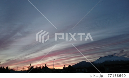 グラデ―ショナルな春の夕暮れ空と浅間山 グラデ―ショナルな春の夕暮れ空と浅間山 77138640