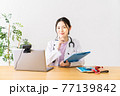 診察する若い女性医師 77139842