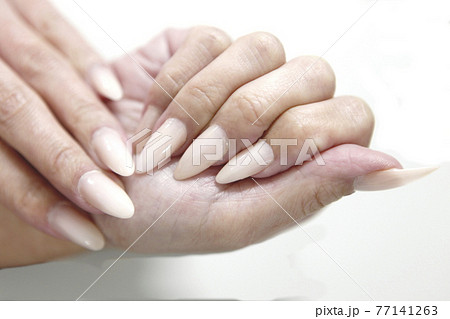 ほんのりベージュ系オフホワイトネイル ほんのりベージュ系オフホワイトネイル 77141263