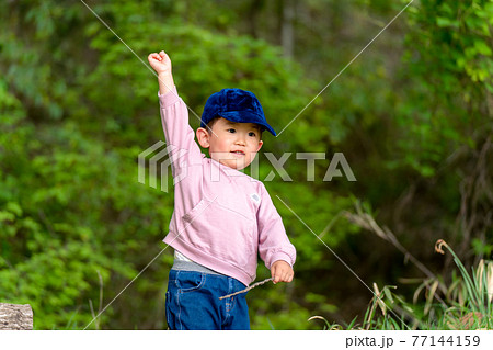 森林で不安になる子供 77144159