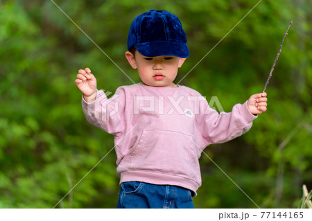 森林で不安になる子供 77144165