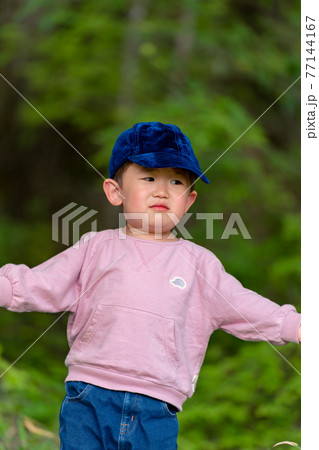 森林で不安になる子供 77144167