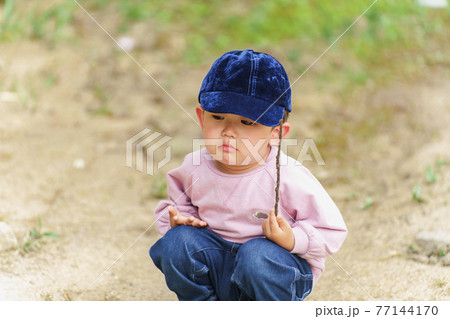 森林で不安になる子供 77144170