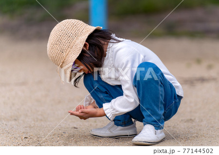 メガネをかけた女の子 77144502