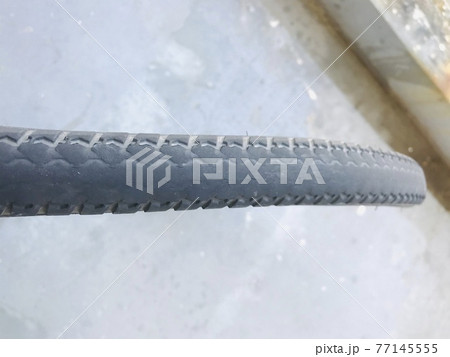 溝が無くなった自転車のタイヤ 77145555