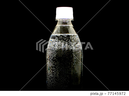 黒背景　炭酸水ボトル 77145972