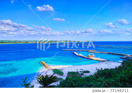 真夏の宮古島。来間島の松の木展望台から見た来間大橋と来間港の景観 77146211