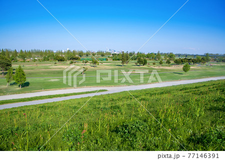 荒川土手から 早春の風景 河川敷ゴルフ場 さいたま新都心方面 荒川土手から 早春の風景 河川敷ゴルフ場 さいたま新都心方面 77146391