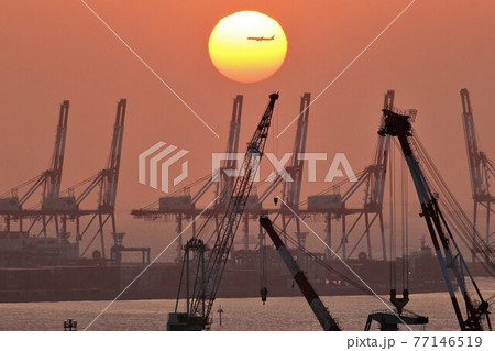 朝日と飛行機 77146519