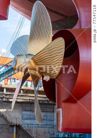 造船所で建造しているタンカーの巨大スクリュー（津市・三重） 77147116