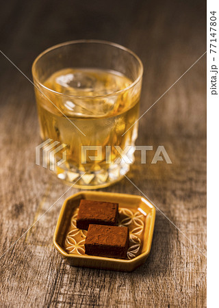 ウイスキーのロック 77147804
