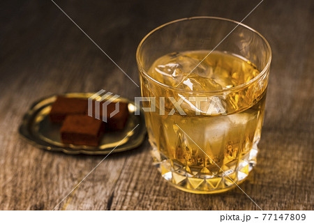 ウイスキーのロック 77147809