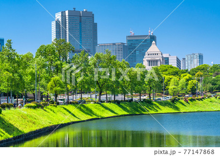 《東京都》国会議事堂・新緑の永田町の街並み 77147868