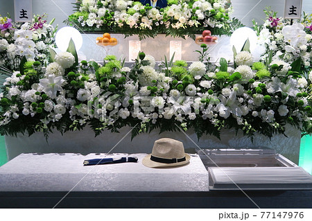 シンプルな色の花祭壇 77147976