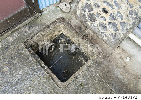 住宅の下水溝 77148172